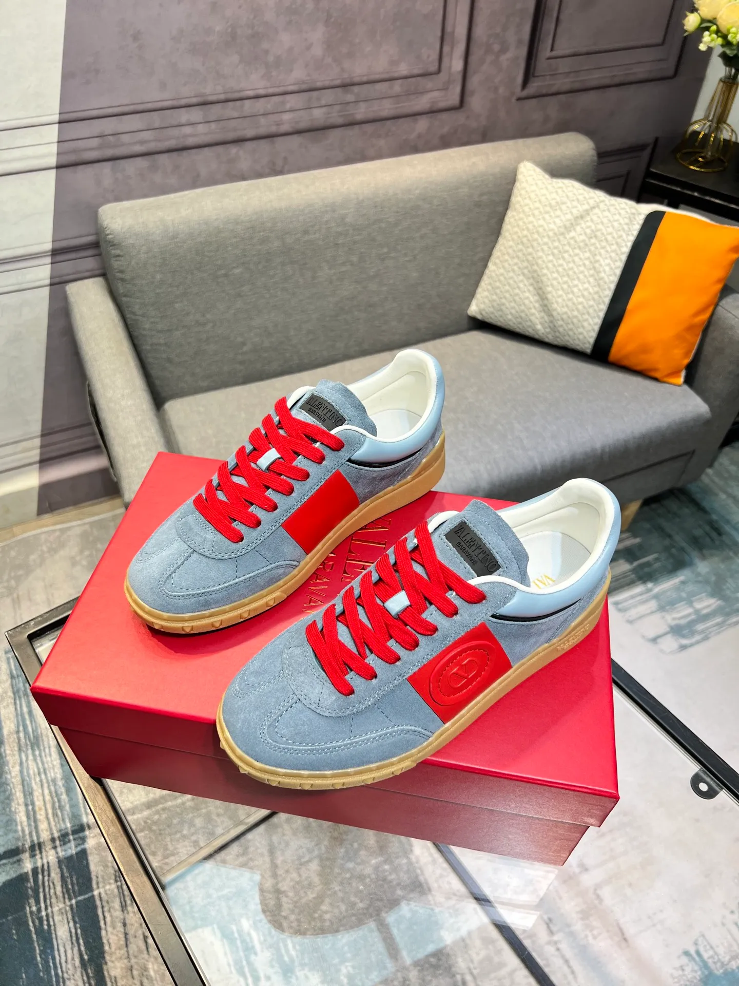 Men's shoes 💰620 👉🌹🌹VALENTINO counter synchronized new low-top casual sports shoes 👍Professional and high-end, perfect replica, first-class quality! 👍All made of original 1:1 materials, exclusive mold opening! 👍High mercerized cowhide fabric 👍TPU outsole, comfortable and wear-resistant, brand injection insole, 👍Full set of high-end counter packaging 👍All details are customized with 1:1 mold, striving for perfection! 👍Couple style female 35-41, male 38-46 (female 41, male 45 46 customized)